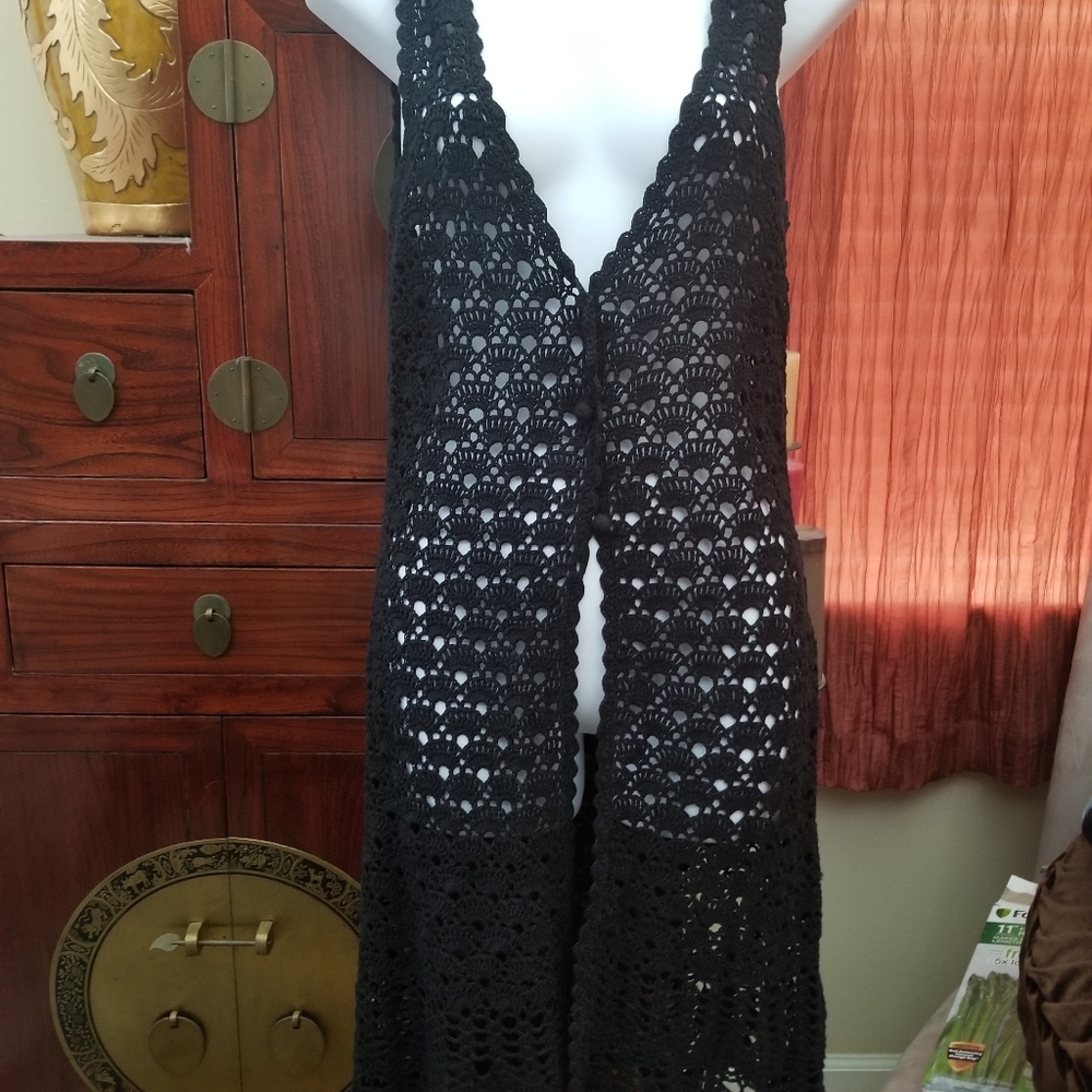 Medium length vest with front closure